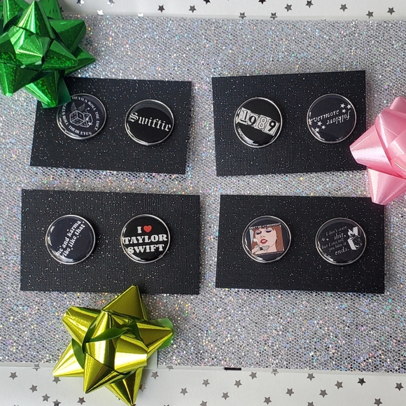 SWIFTIE Taylor Swift jewelry 🎁 Gift set 2 pins with free gift bag black white - Picture 5 of 5
